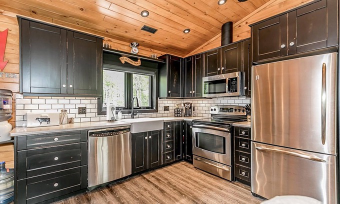 Georgian Bay Cottage | Charming 3 bed, 3 bath log cabin on Six Mile Lake. Stunning Muskoka room!