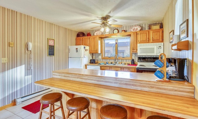 Davis Condo | Charming 3 bedroom mountain condo. Discover Honey Hollow!