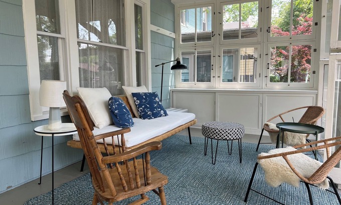 Lakeside Cottage | Charming 3-bedroom, 2-bath cottage with AC in Lakeside near Hoover Auditorium