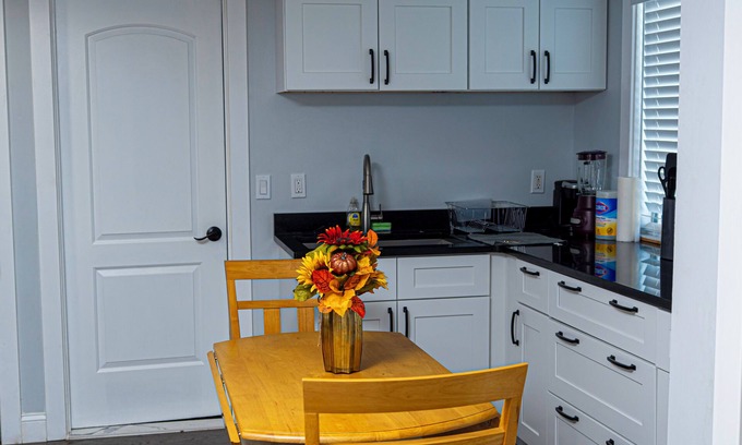 Leominster Apartment | Charming 3-bedroom apartment with WiFi, AC in lovely Leominster