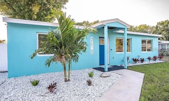 Palmetto House | Charming 3-bedroom Aqua Retreat with Patio and Fire Pit in Historic Palmetto.