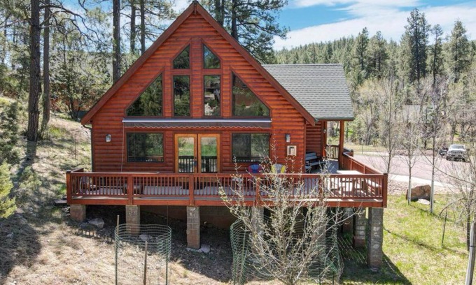 Christopher Creek House | Charming 3-bedroom cabin in lovely Hunter Creek with WiFi, AC