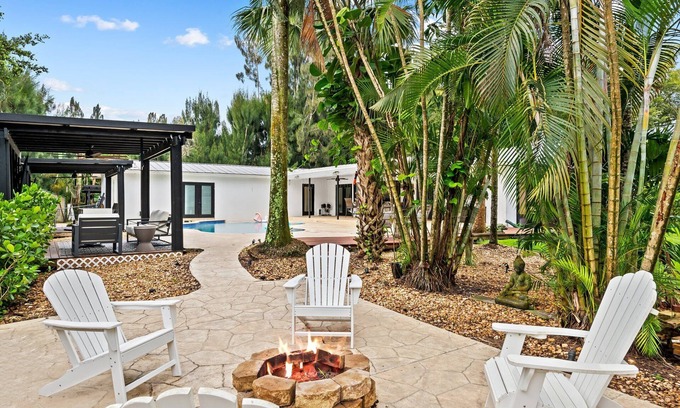 Davie Other | Charming 3-bedroom farmhouse in amazing Davie
