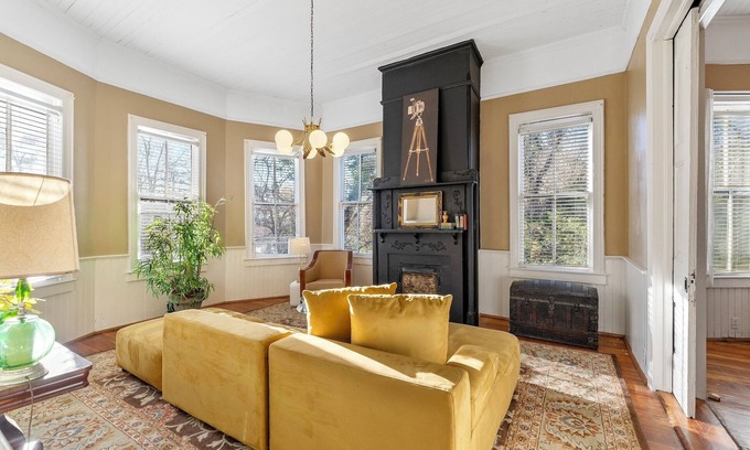 Abbeville House | Charming 3-bedroom historic 1888 cottage located in downtown Abbeville