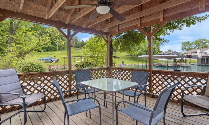 Camdenton House | Charming 3-bedroom house in Camdenton with WiFi and AC