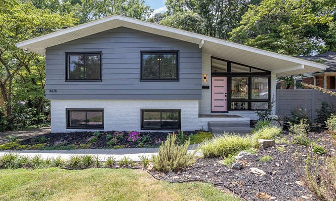 Starmount House | Charming 3-bedroom house with spacious backyard in enjoyable Charlotte.