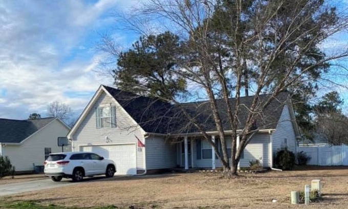 Florence House | Charming 3-bedroom house with WiFi, AC in Florence Privacy Fenced in Backyard