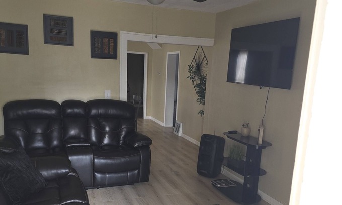 Lorain House | Charming 3-bedroom house with fitness room, and jacuzzi andWiFi in Lorain