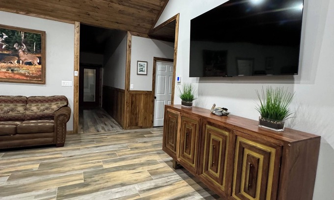 Sardis House | Charming 3-bedroom house with WiFi, AC in nice Sardis