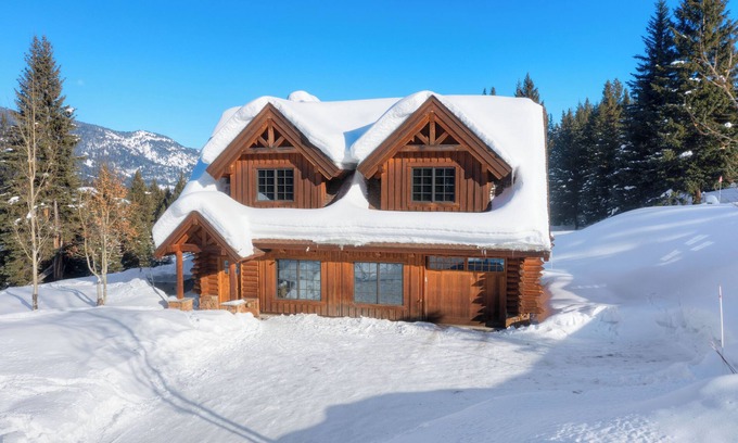 Big Sky Cabin | Charming 3-bedroom log cabin with Hot Tub and fitness room in delightful Big Sky