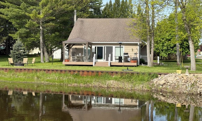 Tawas City Cottage | Charming 3-bedroom riverside cottage in brilliant Tawas City