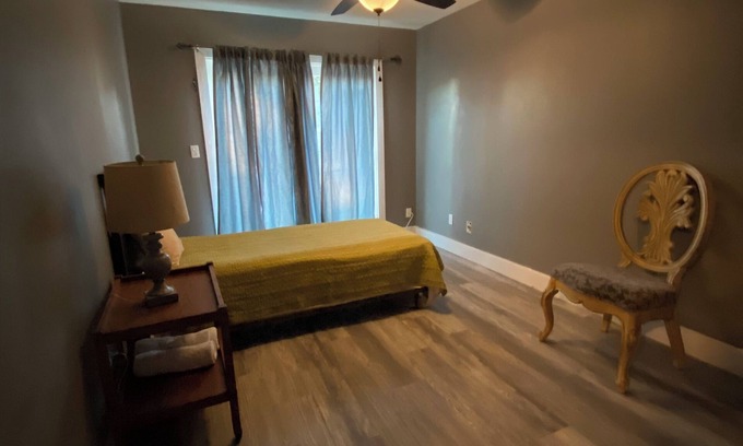 Edgewater House | Charming 3-bedroom townhome with WiFi, AC in welcoming Edgewater