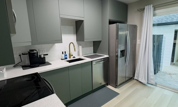 Roswell House | Charming 3-bedroom townhome with private parking and WiFi in beautiful Roswell