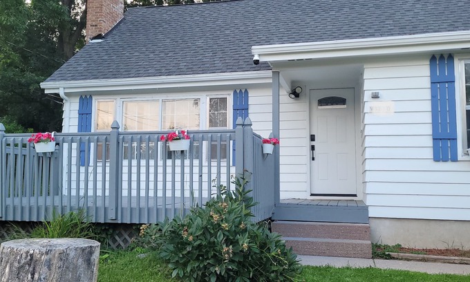 Como House | Charming 3-bedroom house with WiFi and AC in lovely Lake Geneva