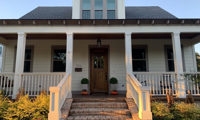Gulfport House | CHARMING 3 BR COTTAGE STEPS TO BEACH. CLOSE TO CASINOS, AQUARIUM,GOLF,GRASS LAWN