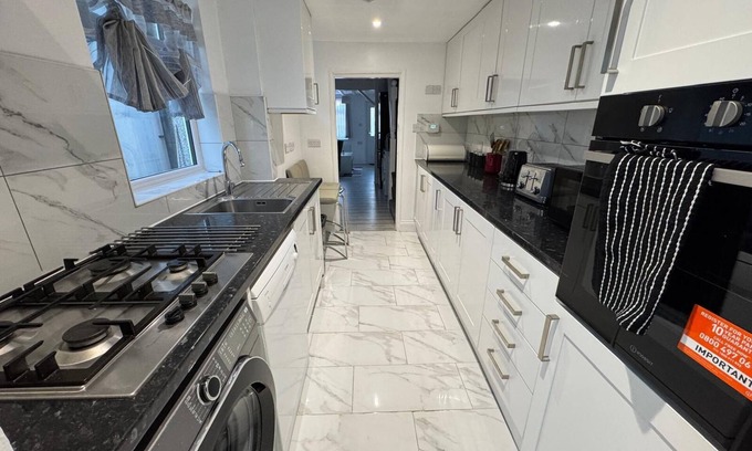 Belvedere House | Charming 3B Home in East London - Cozy & Central