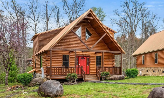 White Oak Lodge Cabin | Charming 3BD Cabin w/Hot Tub! Arcade + POOL!