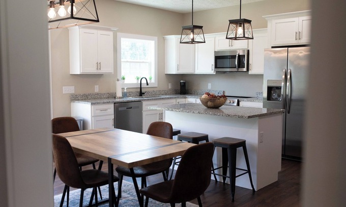 Elizabethtown House | Charming 3BR Getaway Near E-Town Sports Park - Wi-Fi + AC in Scenic Glendale