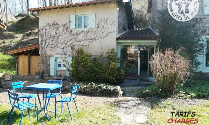 Salt-en-Donzy Cottage | Charming 4-Bed Gîte in Medieval Donzy with Garden, BBQ & Riverside Access