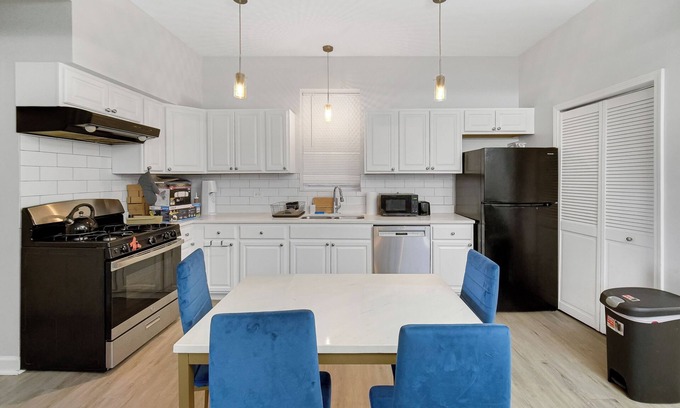Lower West Side Apartment | Charming 4-bedroom apartment in pilsen