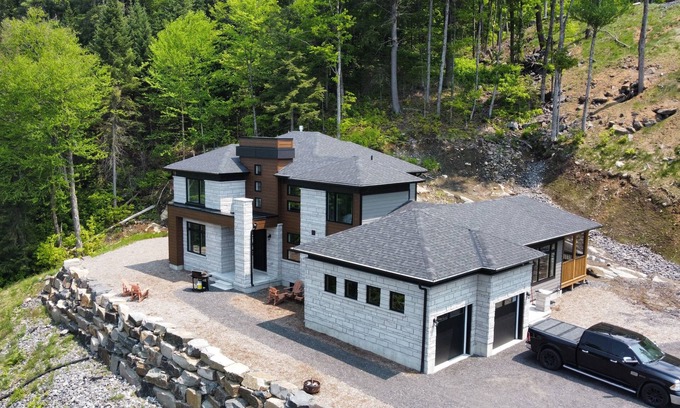 Dwight House | Charming 4-bedroom Lake of Bays Home