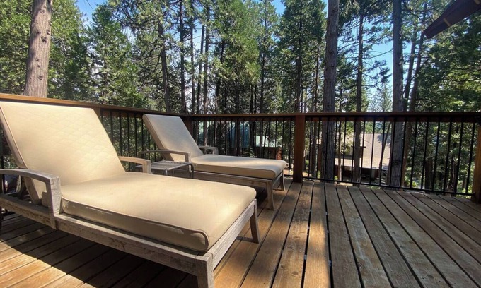 Long Barn Cabin | Charming 4-bedroom cabin with WiFi, AC, 5 miles from Pinecrest Lake/Dodge Ridge