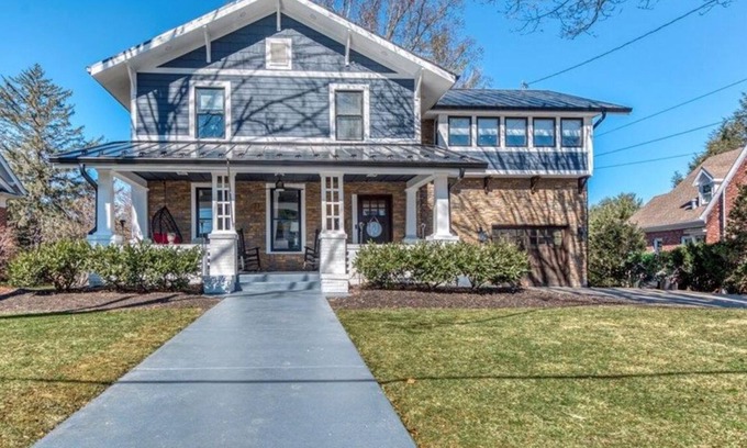 Abingdon House | Charming 4-bedroom craftsman house in Abingdon with WiFi and AC