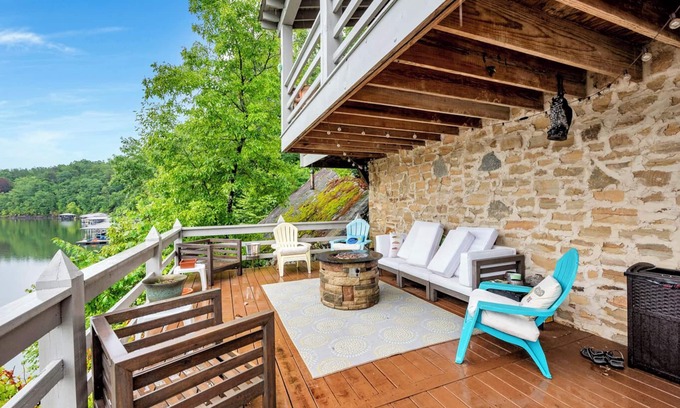 Crane Hill House | Charming 4-bedroom house with WiFi and AC only a few steps to water and 2 decks