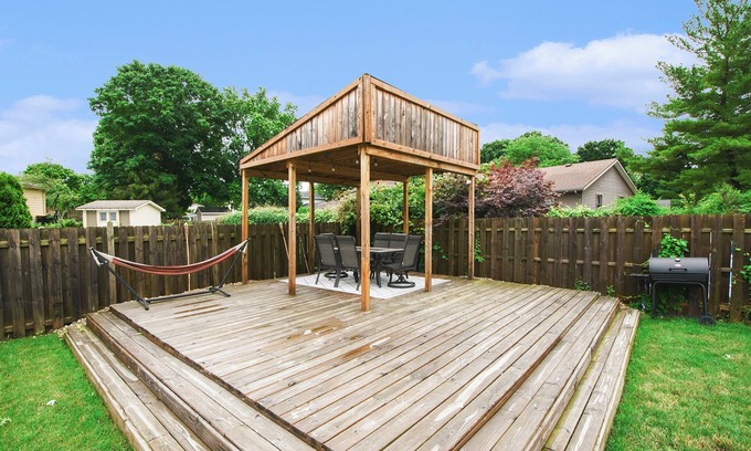Grandville House | Charming 4-bedroom house with AC, WiFi, and a swimming pool in Grandville