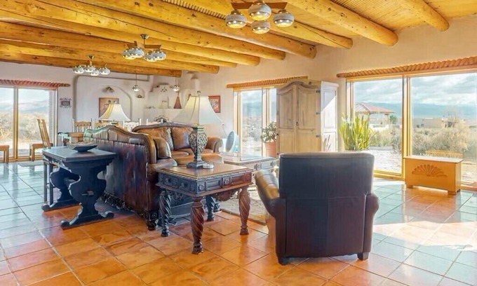 Arroyo Hondo House | Charming 4-bedroom house with hot tub, AC and WiFi in welcoming El Prado