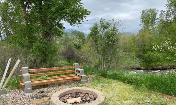 Sheridan House | Charming 4-bedroom house on the creek in peaceful Sheridan