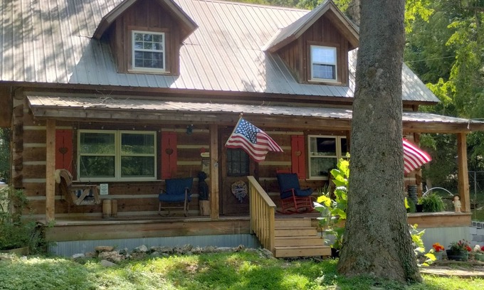 Linn Creek Cabin | Charming 4-bedroom log cabin in Linn Creek with WiFi and AC hot tub. Secluded,