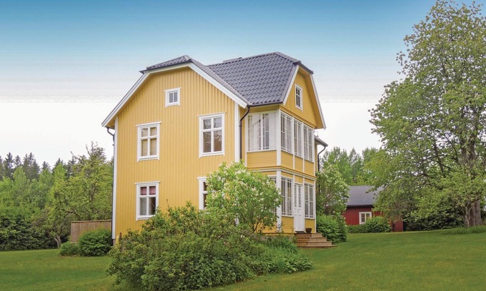 Savsjo House | Charming and spacious cottage in beautiful location on the shore of the fish-rich lake Vallsjön in S