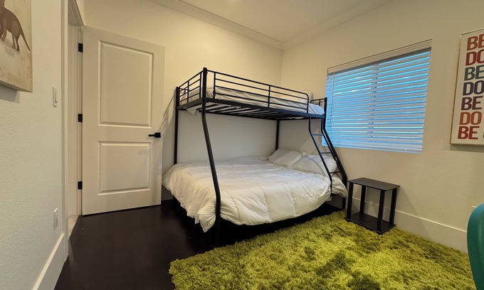 Pittsburg House | Charming and Spacious 4-bedroom house in Pittsburg with AC