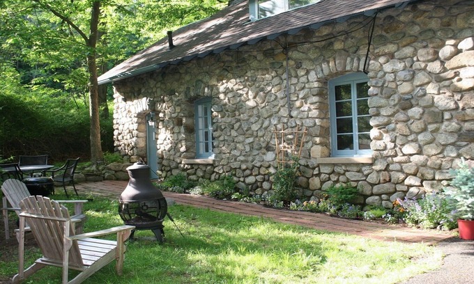 Town of Ramapo Cottage | Charming Apartment - Hike from your doorstep