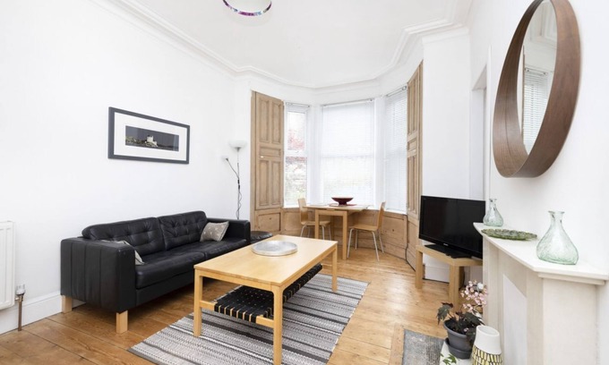 Leith Apartment | Charming Apartment near Leith Links with Patio