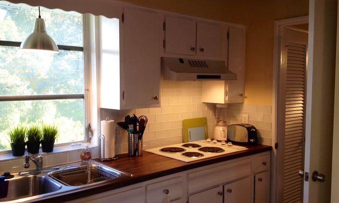 Bonita Shores Cottage | Charming Beach Cottage 1 Mile To Beach, Shopping, Restaurants, Paradise