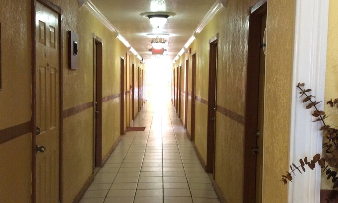 Hialeah House | Charming boutique hotel in wonderful Hialeah with AC, WiFi