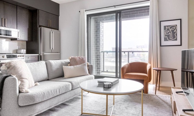 Bucktown Apartment | Charming Bucktown 2BR nr I-90, by Blueground