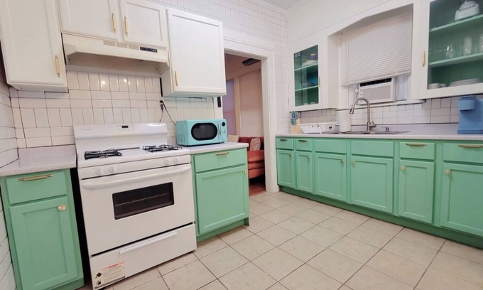 Alta Vista House | Charming bungalow in DowntownSan Antonio. Covered Carport! Laundry! Private Yard