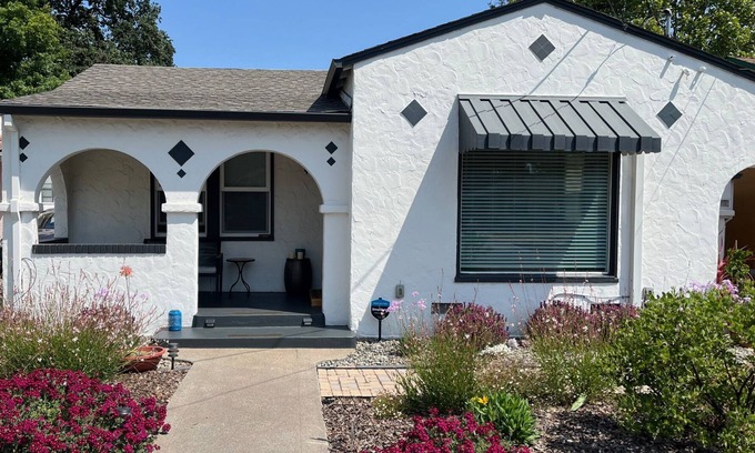 Burbank Gardens Neighborhood Association House | Charming bungalow: near downtown, bonus breakfast room, gardens, & patio