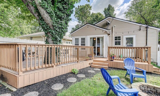 Broad Ripple House | Charming bungalow, deck & fire pit