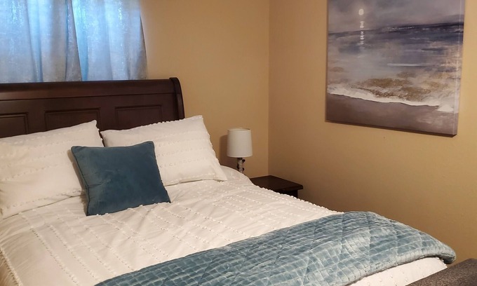 West Livingston House | Charming bungalow with WiFi and Hot Tub in peaceful Livingston