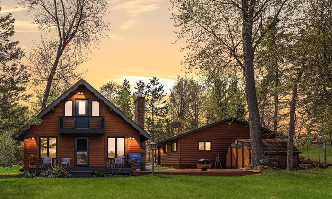 Lake Shore Cabin | Charming cabin on Gull Lake Chain