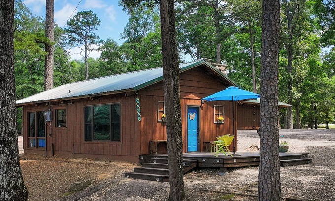 Perryville Cabin | Charming Cabin on Henry Lake at Ouachita Foothills