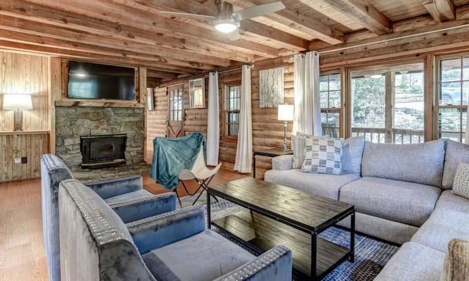Royal Pines Cabin | Charming Cabin with Fire Pit