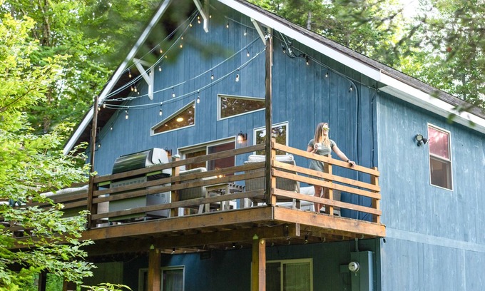 West Dover Ski Chalet | Charming Chalet w. Hot Tub - 1 mile to Mt. Snow