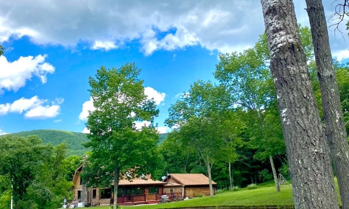 Roxbury Ski Chalet | Charming chalet with 5 bedrooms and WiFi, fitness room in peaceful Roxbury