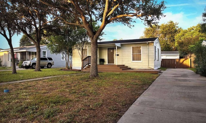 Bay Area House | Charming coastal cottage w/vintage style & modern comfort | 2BR/2BA