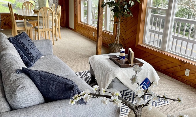 Livonia Cottage | Charming cottage at the cove!